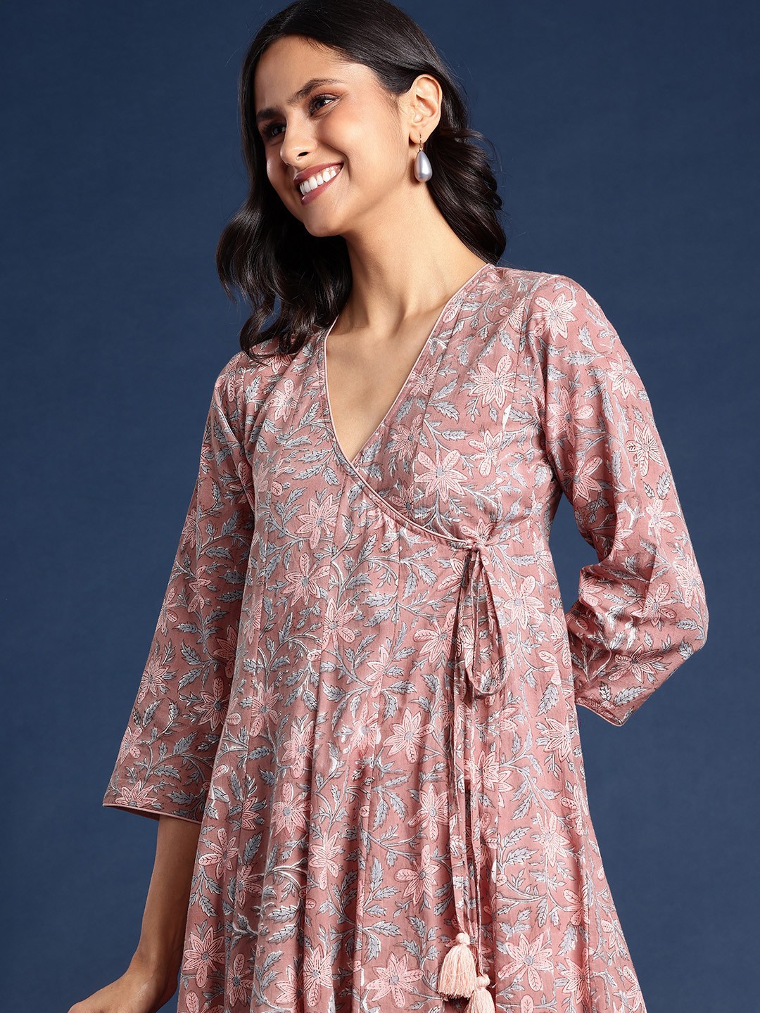 

Taavi Women Floral Printed Bagru Kurta, Mauve