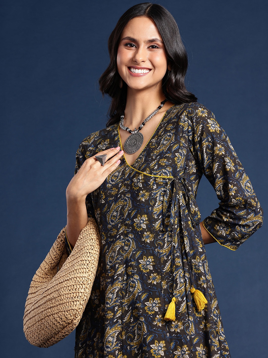 

Taavi Women Kalamkari Floral Printed Kurta, Navy blue