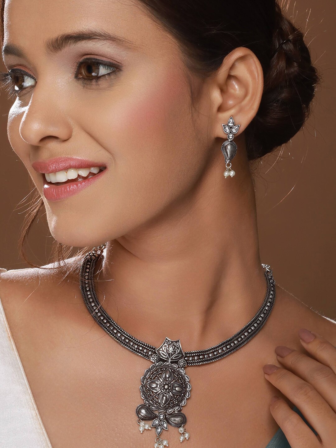 

Anouk Silver-Plated Oxidised German Silver Kundan-Studded & Beaded Floral Jewellery Set