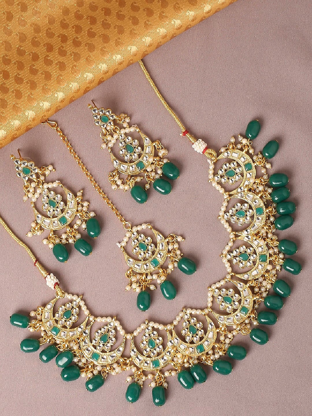

OOMPH Kundan Jewellery Set With Maangtikka, Gold