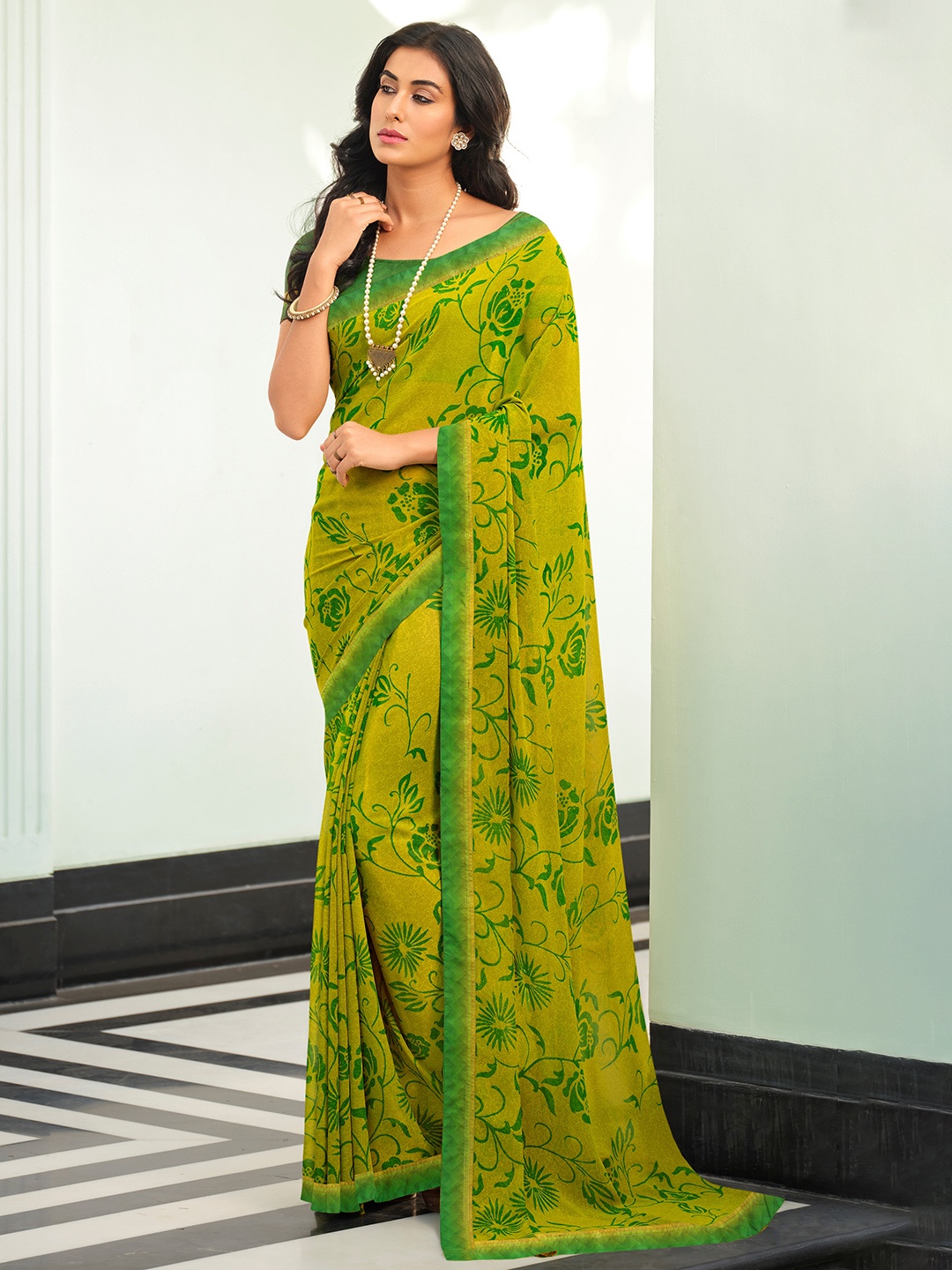 

VAIRAGEE Floral Printed Saree, Lime green