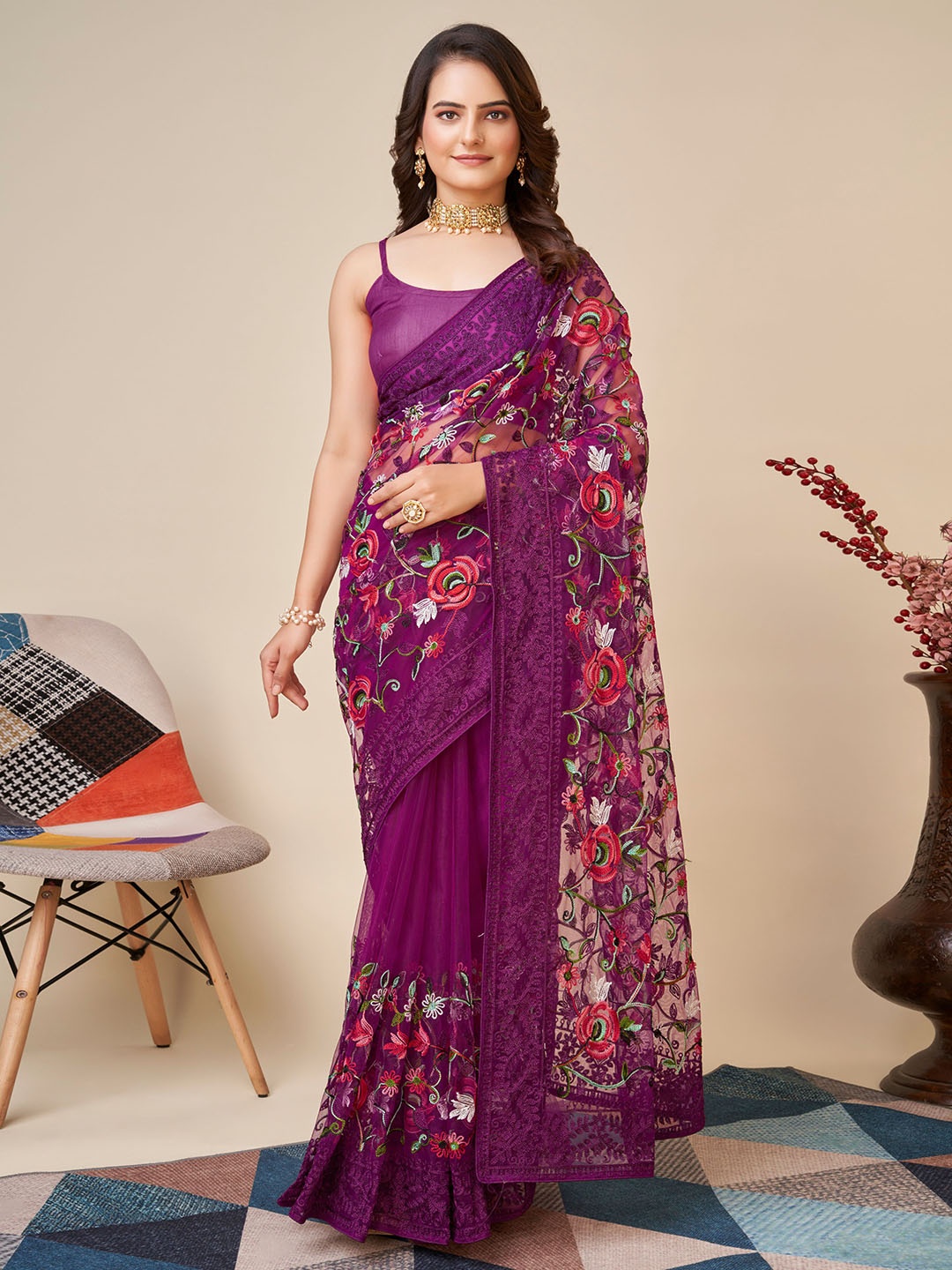 

VAIRAGEE Floral Embroidered Net Saree, Magenta