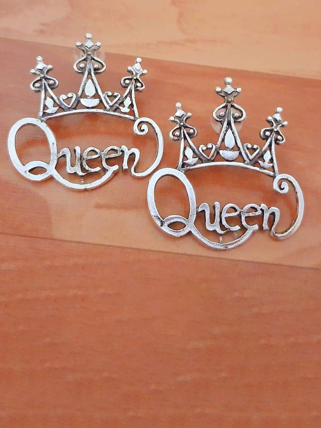 

FIMBUL Silver-Plated Oxidised Queen Detail Classic Stud Earrings