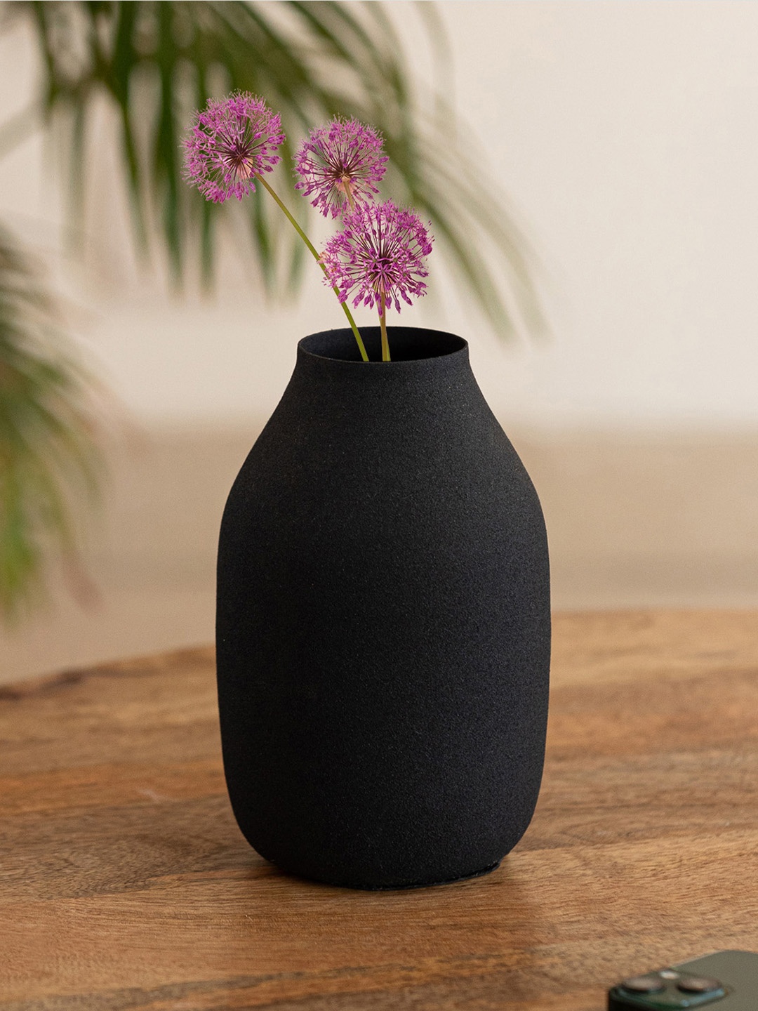 

ExclusiveLane Onxy Black Iron Vase