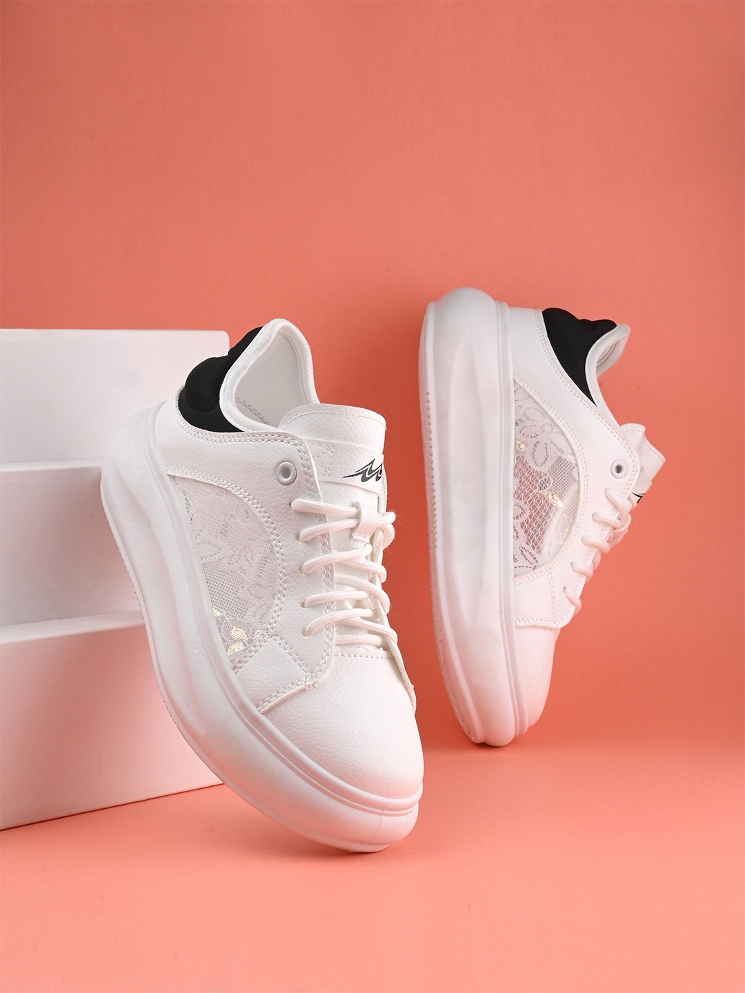 

The Roadster Lifestyle Co. Women White & Black Mesh Walking Shoes