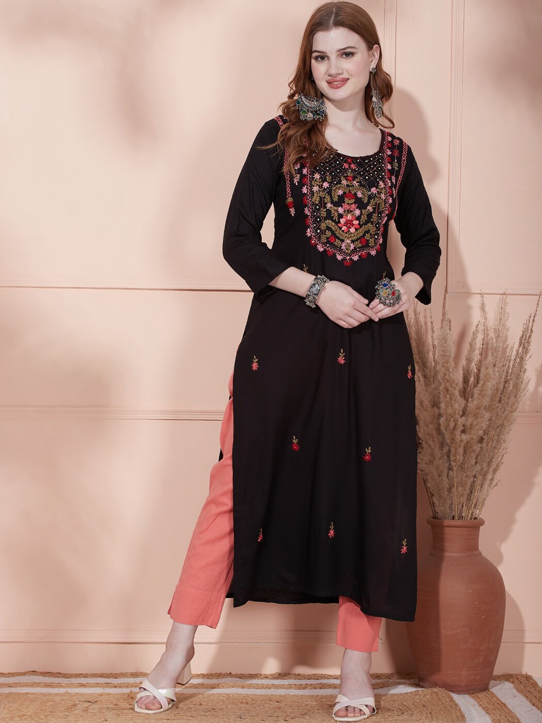 

FASHOR Floral Embroidered Sequined Detailed Straight Kurta, Black