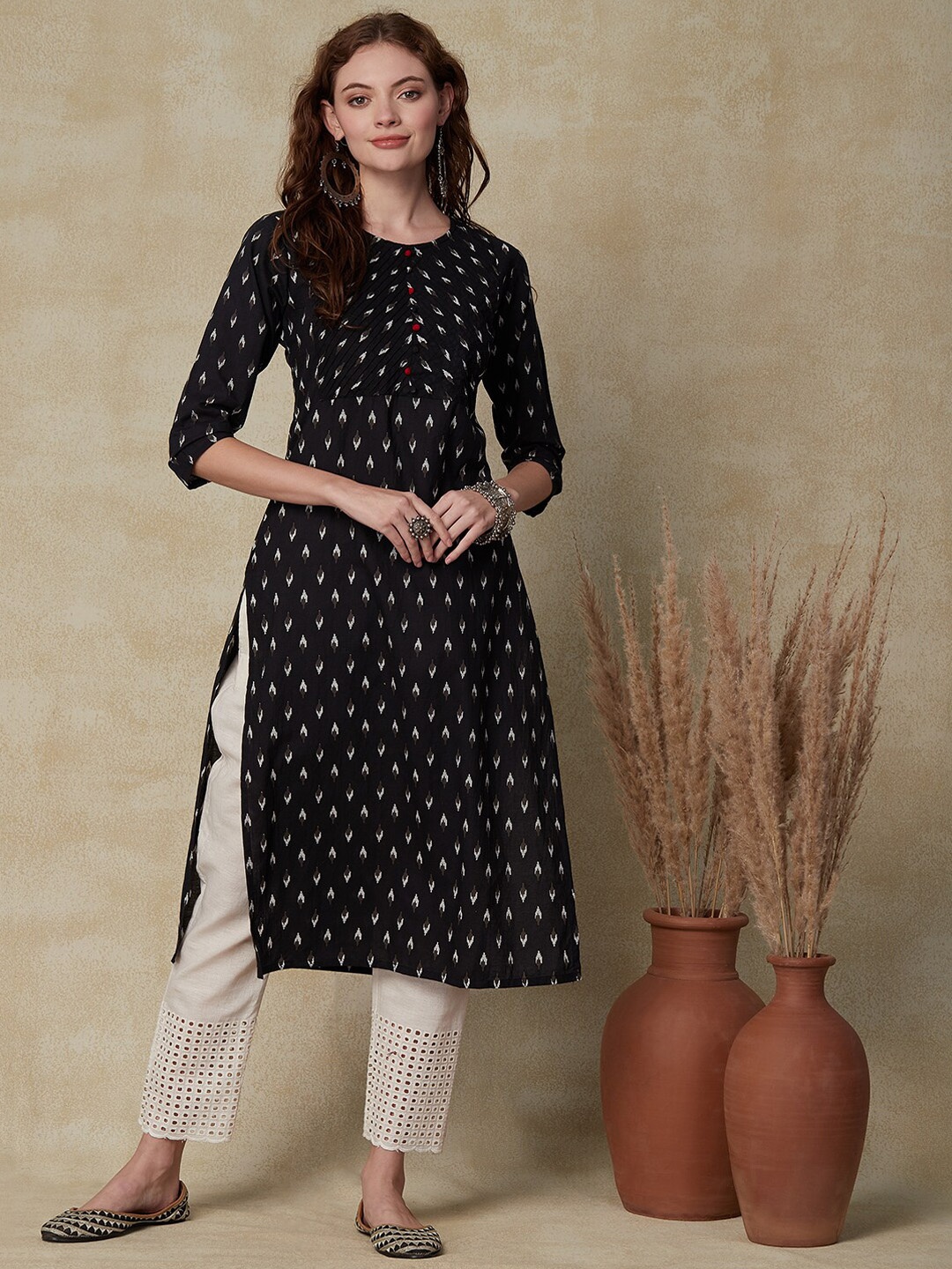 

FASHOR Black & White Geometric Ikkat Printed Pleated Straight Kurta