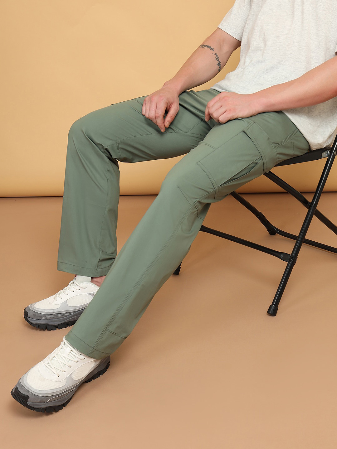 

Wrangler Men Straight Fit Low-Rise Cotton Cargos, Green