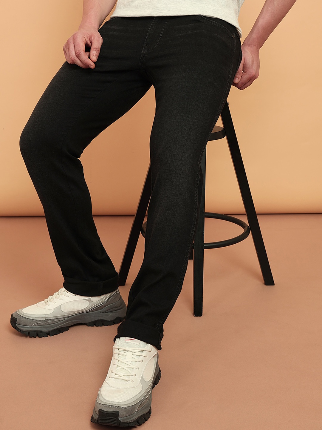 

Wrangler Men Skanders Slim Fit Low-Rise Light Fade Dark Shade Clean Look Jeans, Black