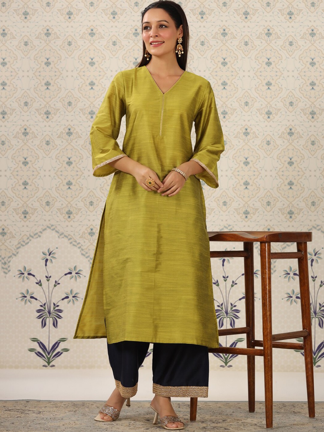 

Ode by House of Pataudi Flared Sleeves Straight Kurta, Green