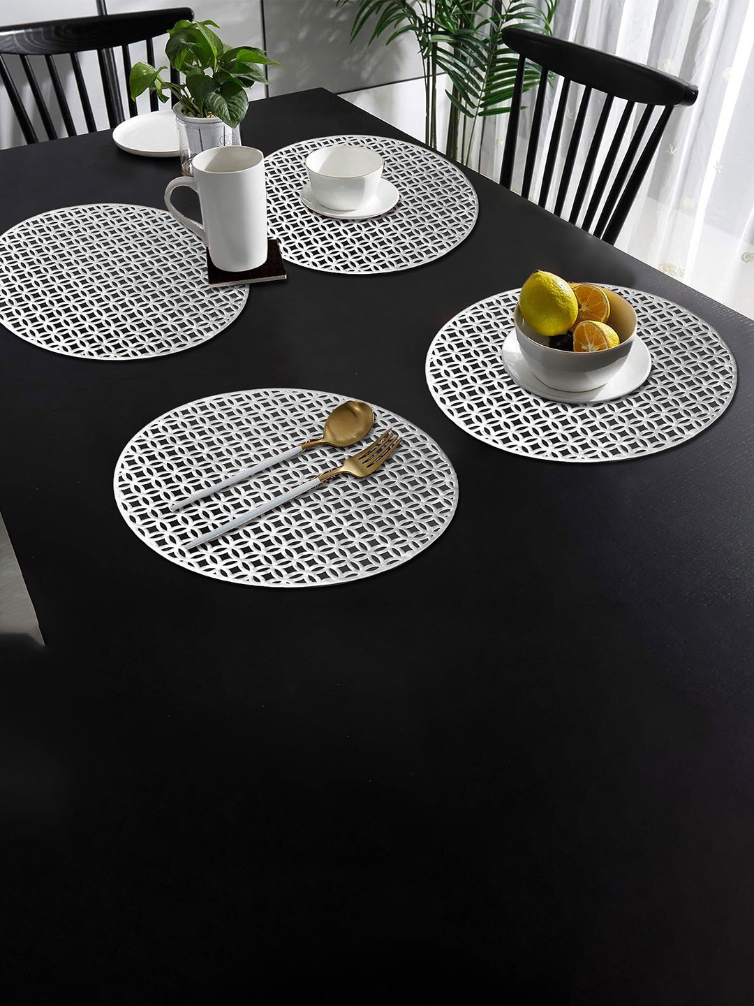 

Dakshya Industries Sliver 4 Pieces RoundTable Placemats, Silver