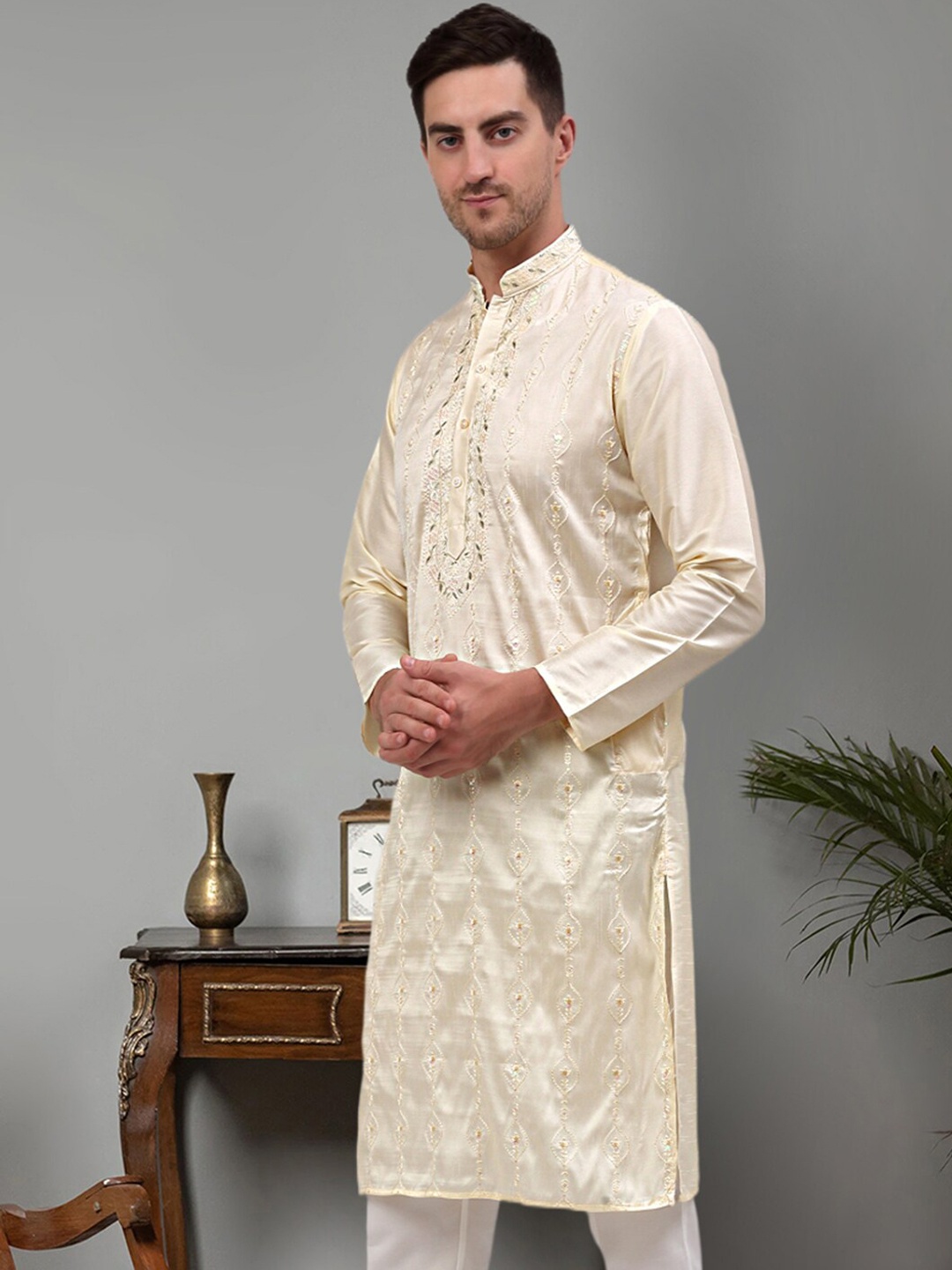 

Jompers Ethnic Motifs Embroidered Mandarin Collar Cotton Silk Straight Kurta, Cream