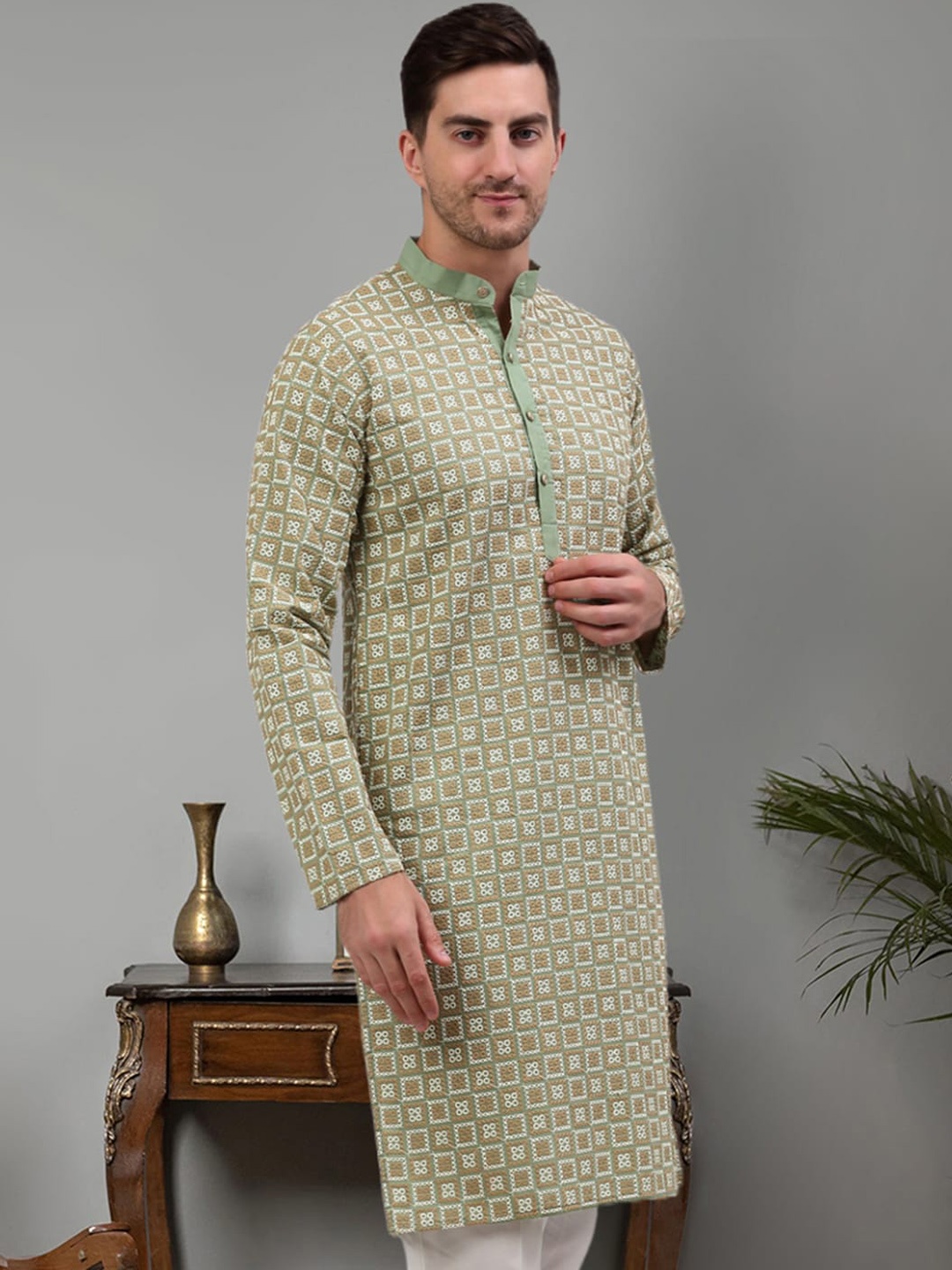 

Jompers Geometric Embroidered Mandarin Collar Pure Cotton Kurta, Green