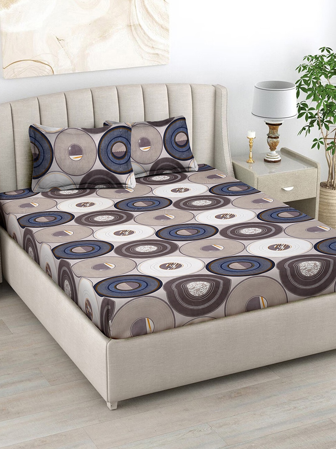 

FABINALIV White & Blue Geometric Print 300 TC King Size Bedsheet & 2 Pillow Covers