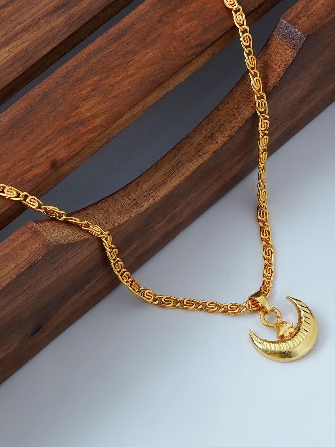 

MANSIYAORANGE Gold Plated Half Moon Pendant With Chain