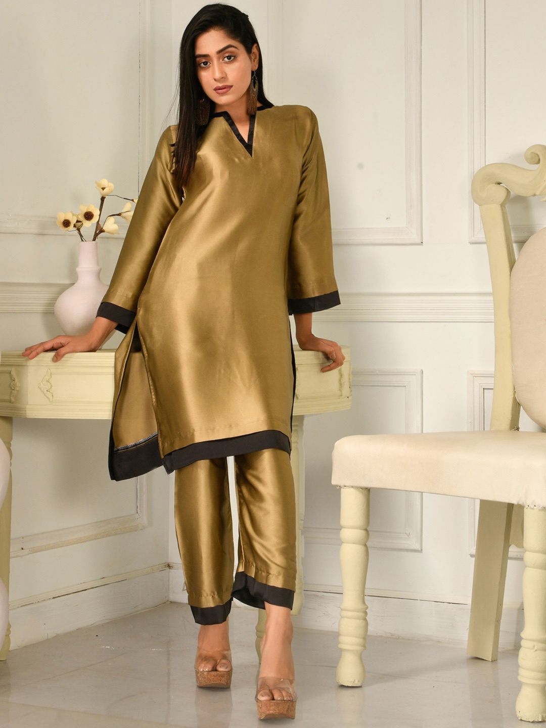 

Disli Regular Satin Kurta with Trousers, Bronze