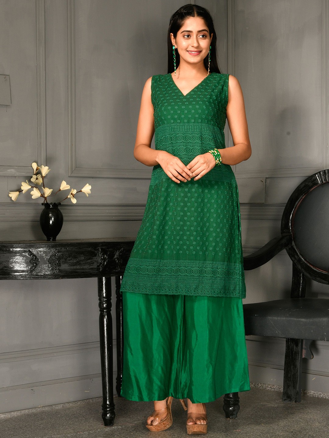 

Disli Floral Embroidered V-Neck Straight Kurta with Palazzo, Green