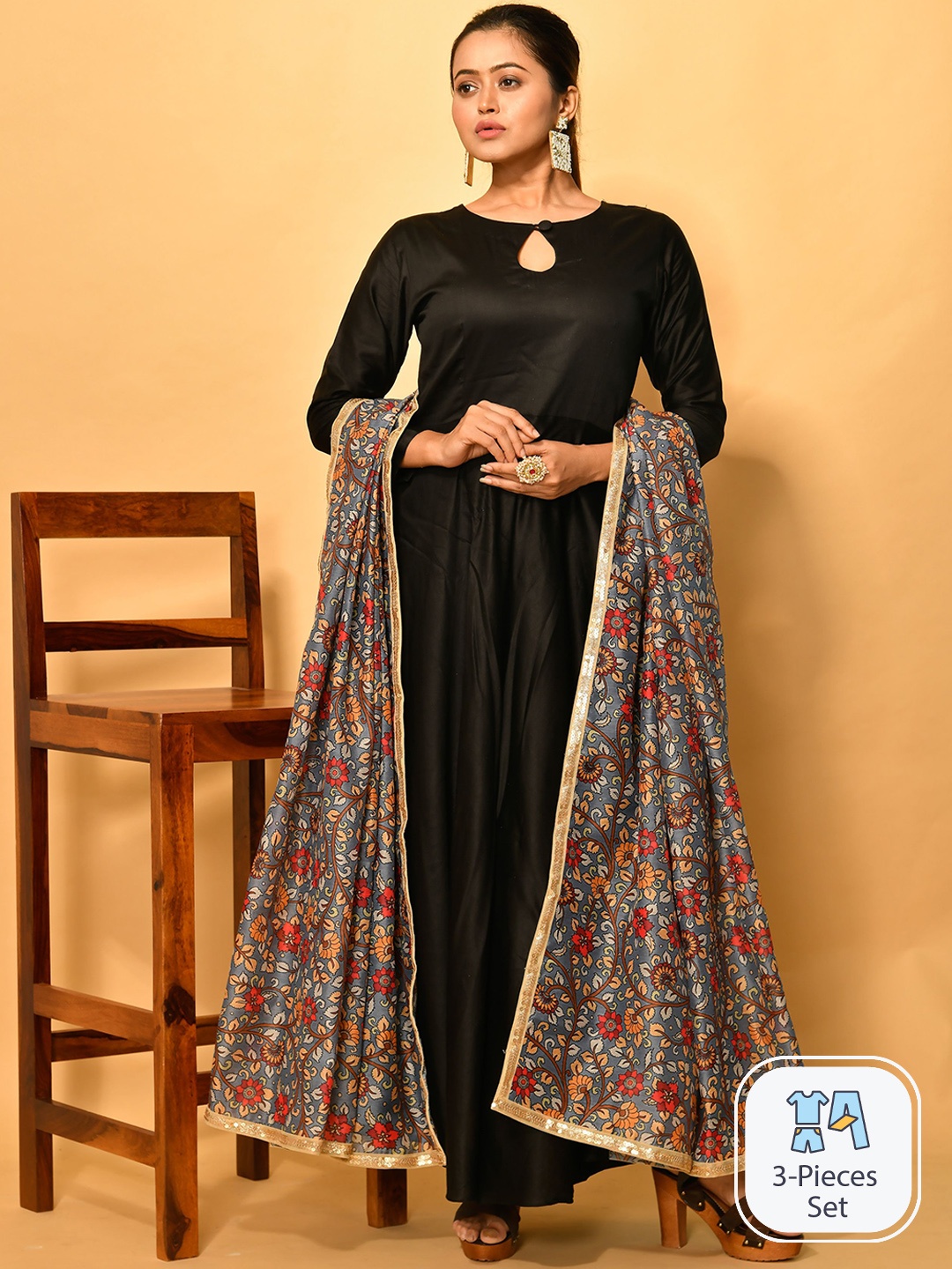 

Disli Keyhole Neck Empire Kurta with Trousers & Dupatta, Black