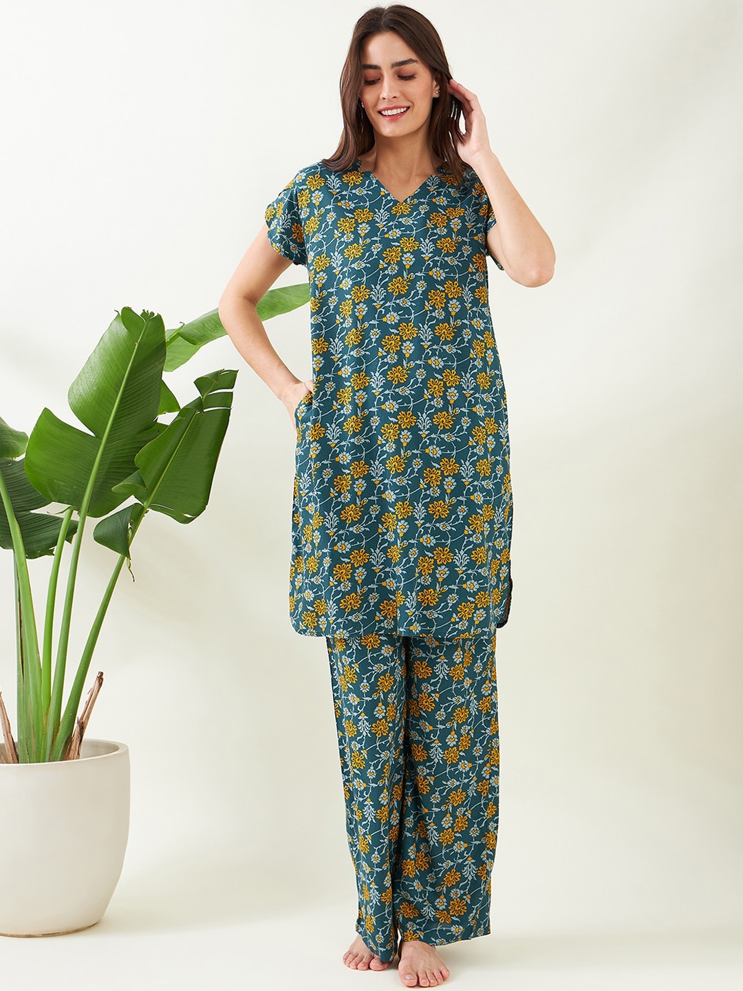 

The Kaftan Company Floral Printed V-Neck Longline Kurti With Pyjamas, Green