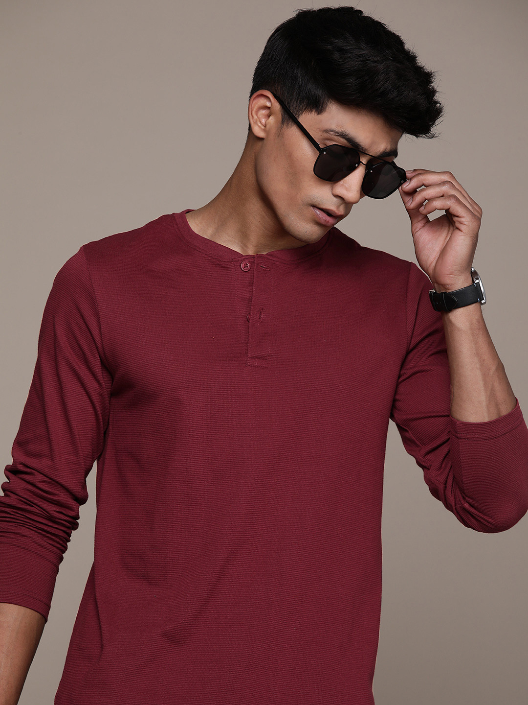 

The Roadster Lifestyle Co. Men Textured T-shirt, Maroon