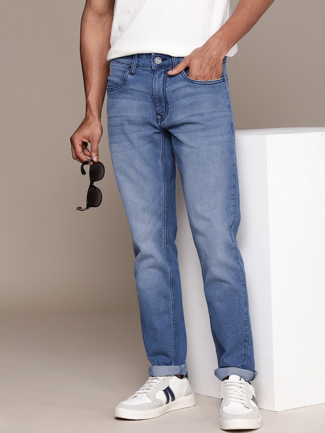 

WROGN Men Slim Fit Light Fade Stretchable Jeans, Blue