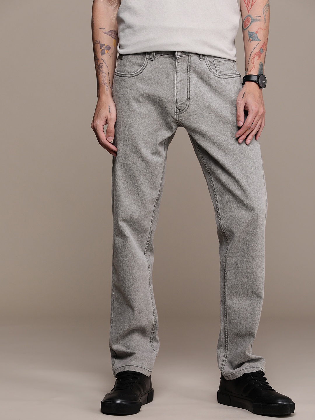 

WROGN Men Anti Fit Light Fade Stretchable Mid-Rise Jeans, Grey