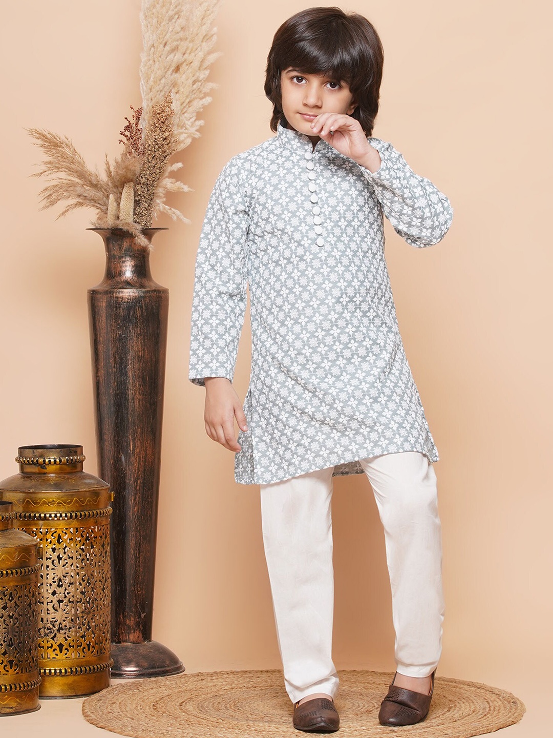 

Aj DEZInES Boys Ethnic Motifs Embroidered Pure Cotton Kurta with Pyjamas, Grey