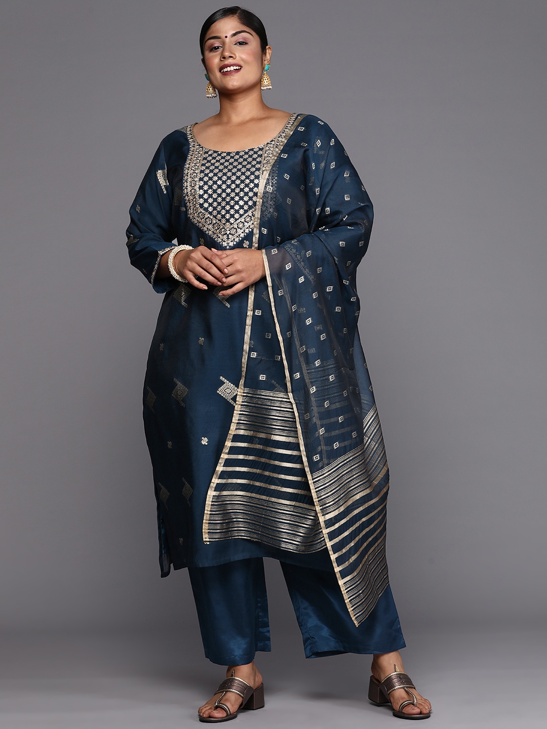 

EXTRA LOVE BY LIBAS Plus Size Ethnic Motifs Regular Sequinned Chanderi Silk Kurta Set, Navy blue