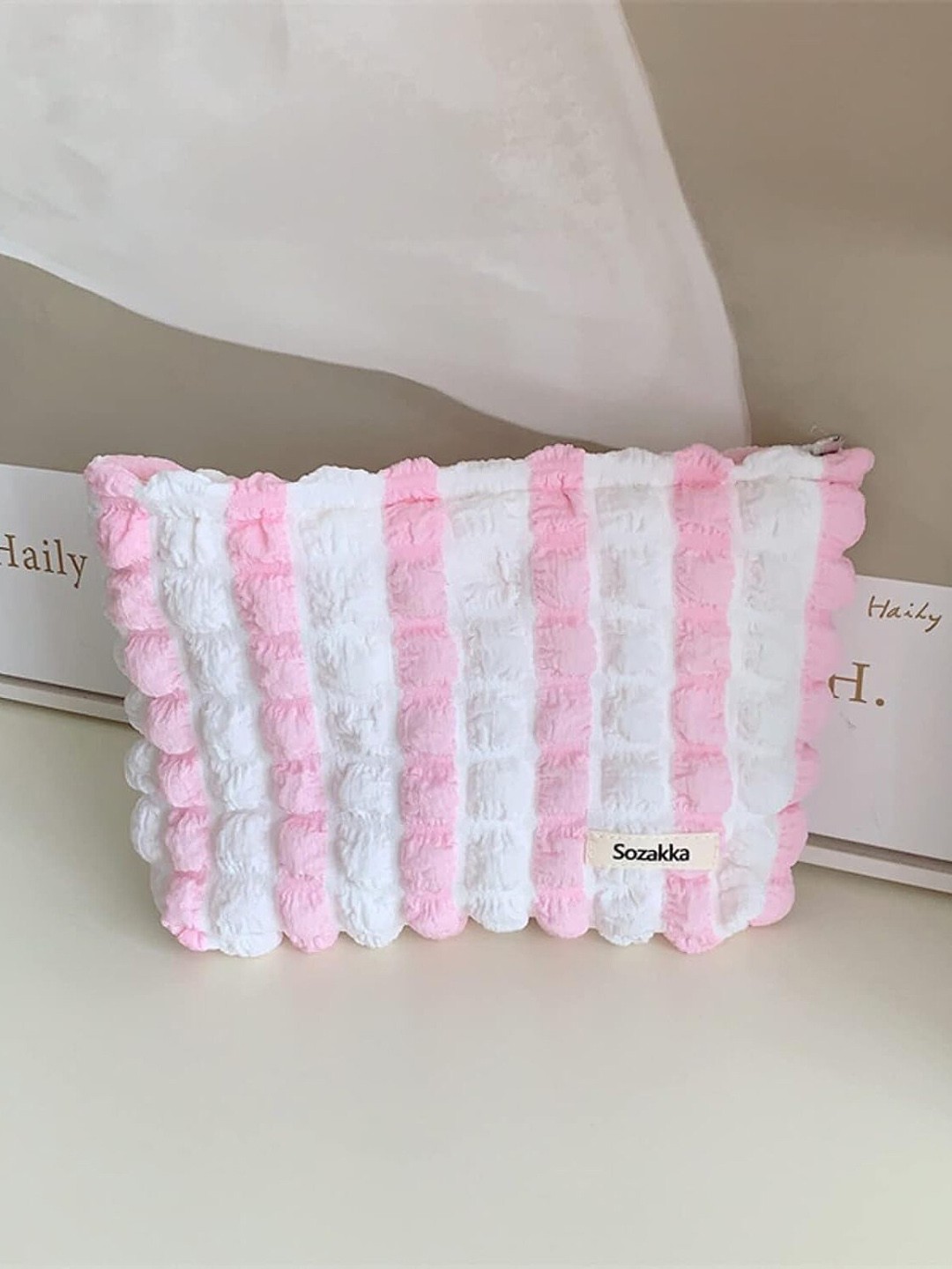 

HOUSE OF QUIRK White & Pink Textured Waterproof Travel Accessory