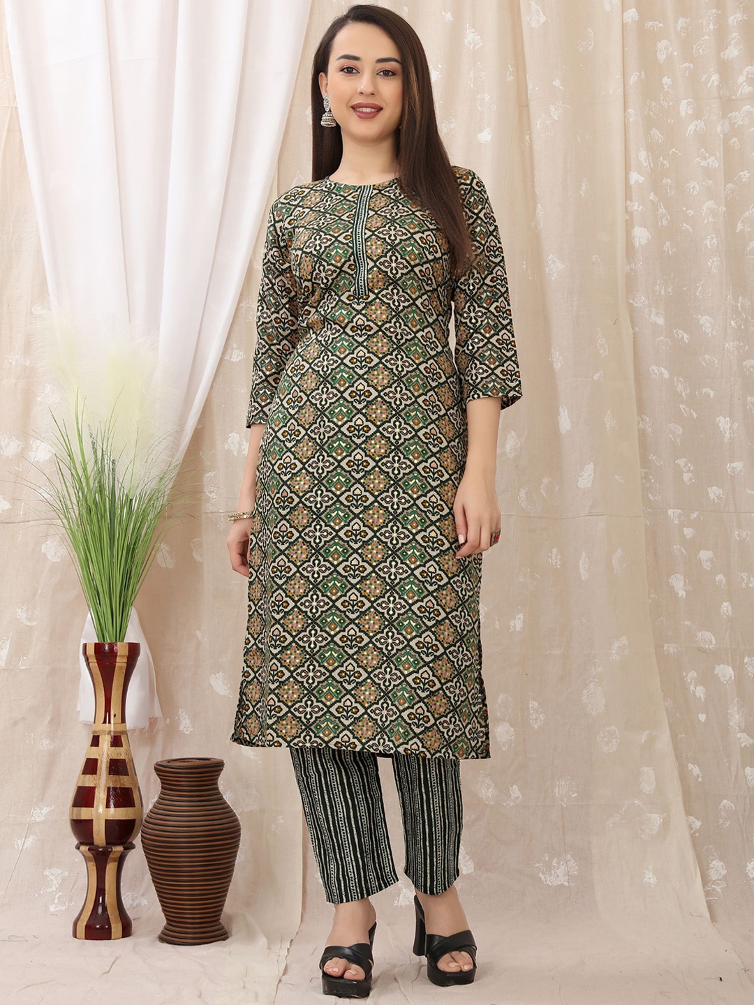 

PREMROOP- THE STYLE YOU LOVE Ethnic Motifs Printed Kurta With Trousers, Green