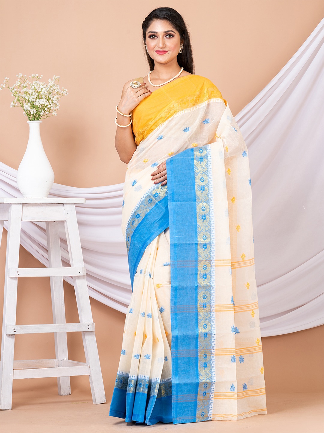 

HOUSE OF ARLI Woven Design Zari Pure Cotton Taant Saree, White
