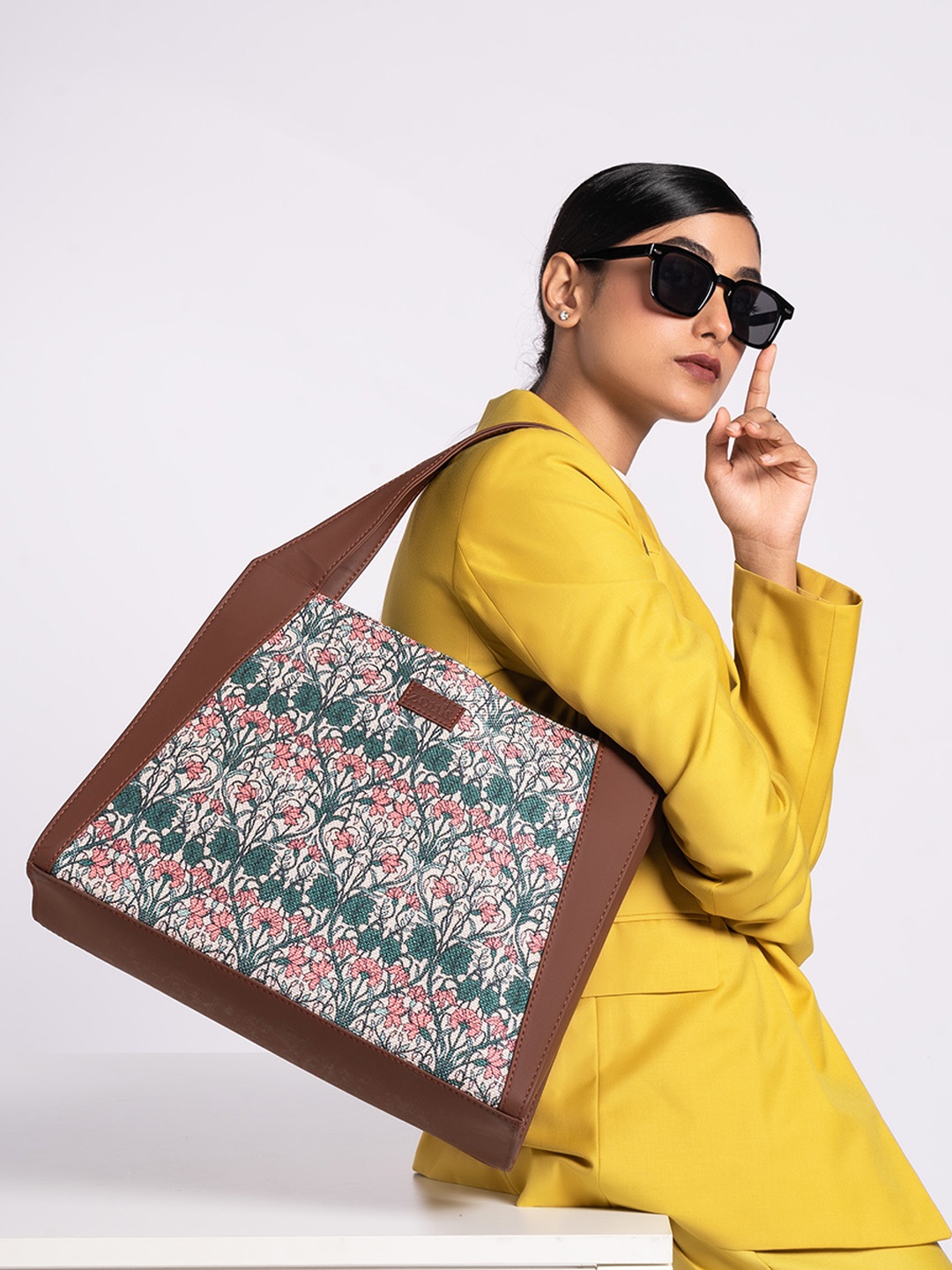 

ZOUK Hooghly Nouveau Trapezia Printed Structured Jute Handheld Bag, Pink