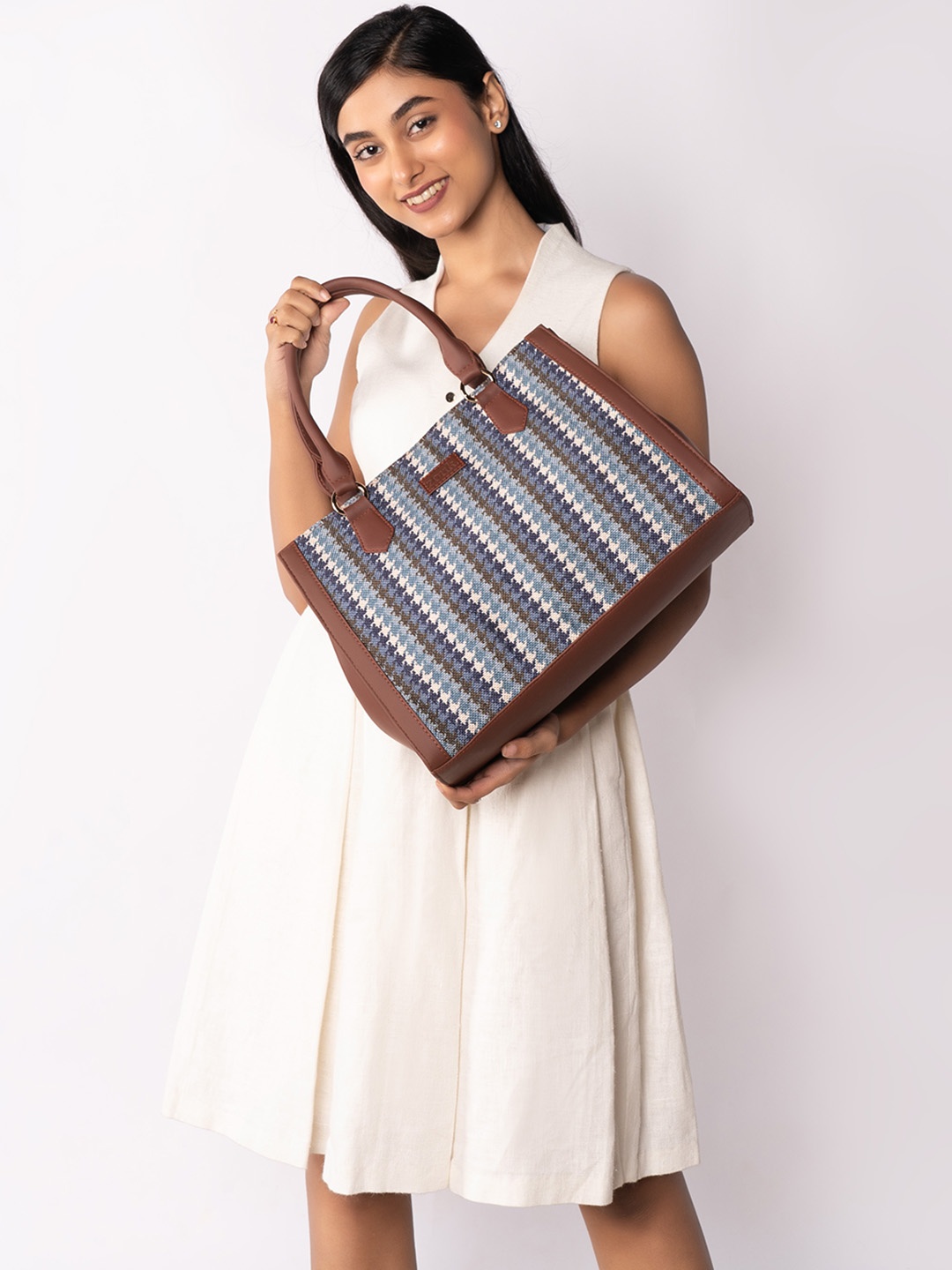 

ZOUK Geometric Structured Handheld Bag, Camel brown