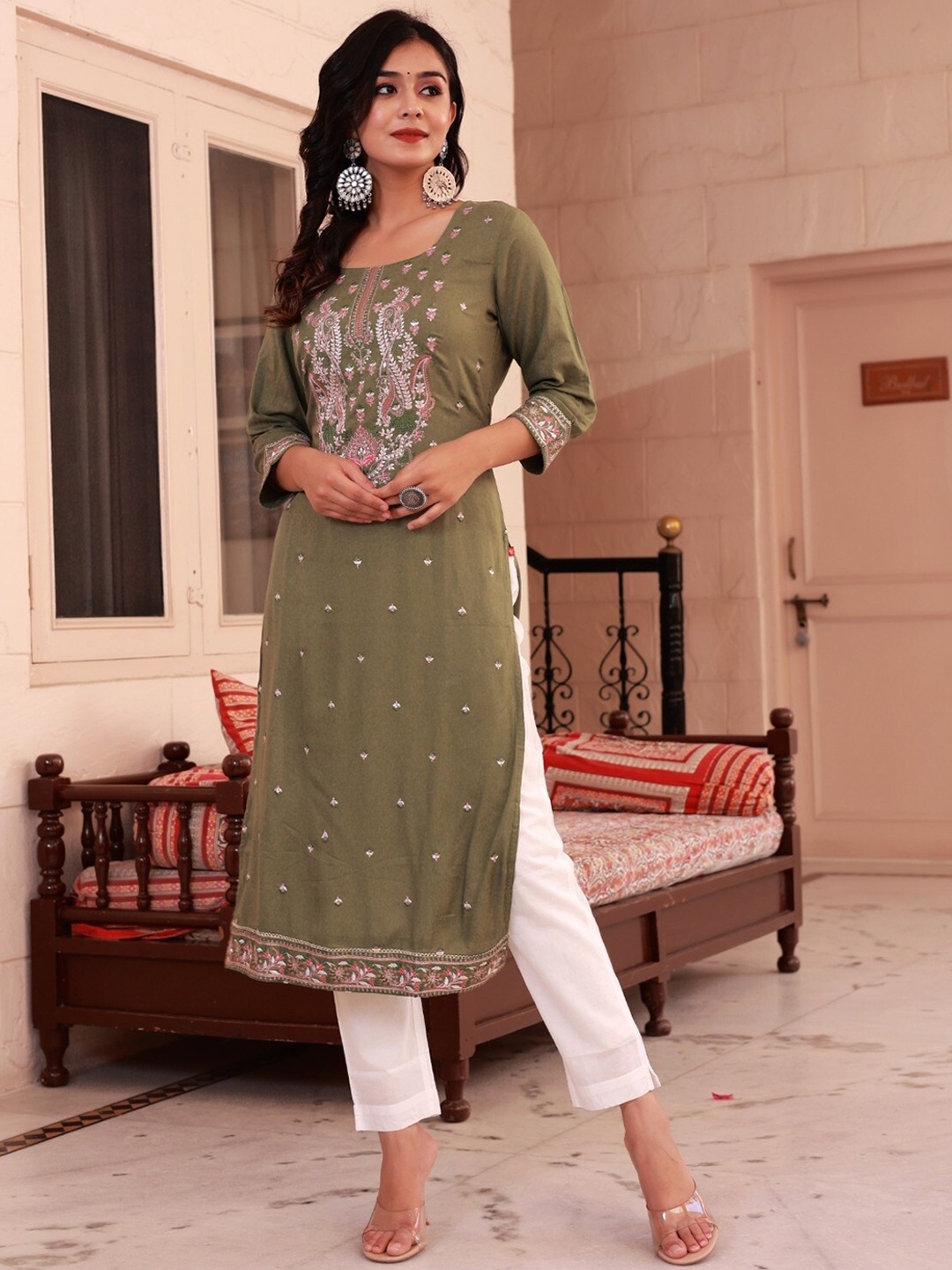 

Ramas Floral Embroidered Straight Thread Work Kurta, Green