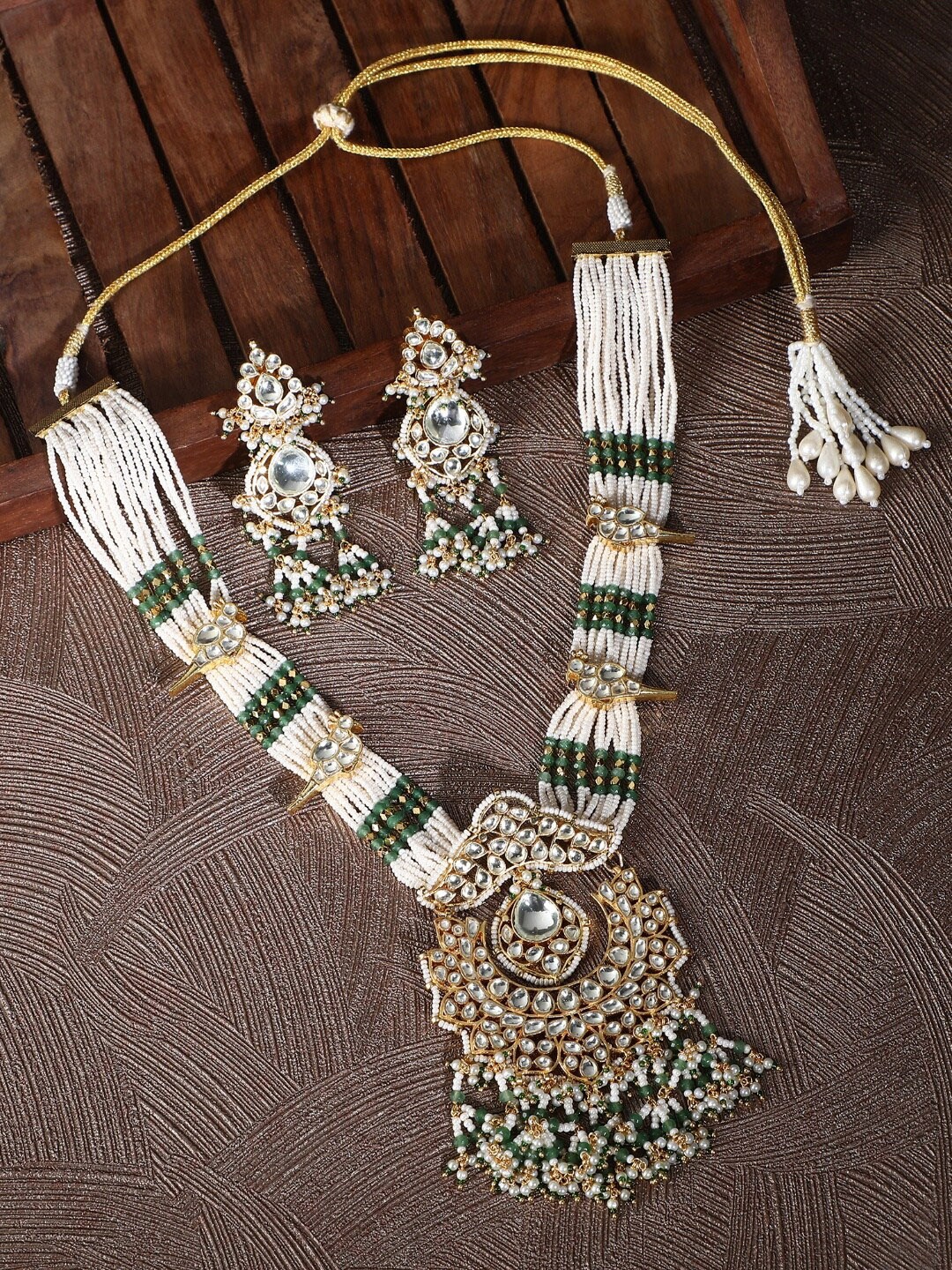 

AURAA TRENDS Gold-Plated Kundan-Studded & Beaded Choker Necklace & Earrings