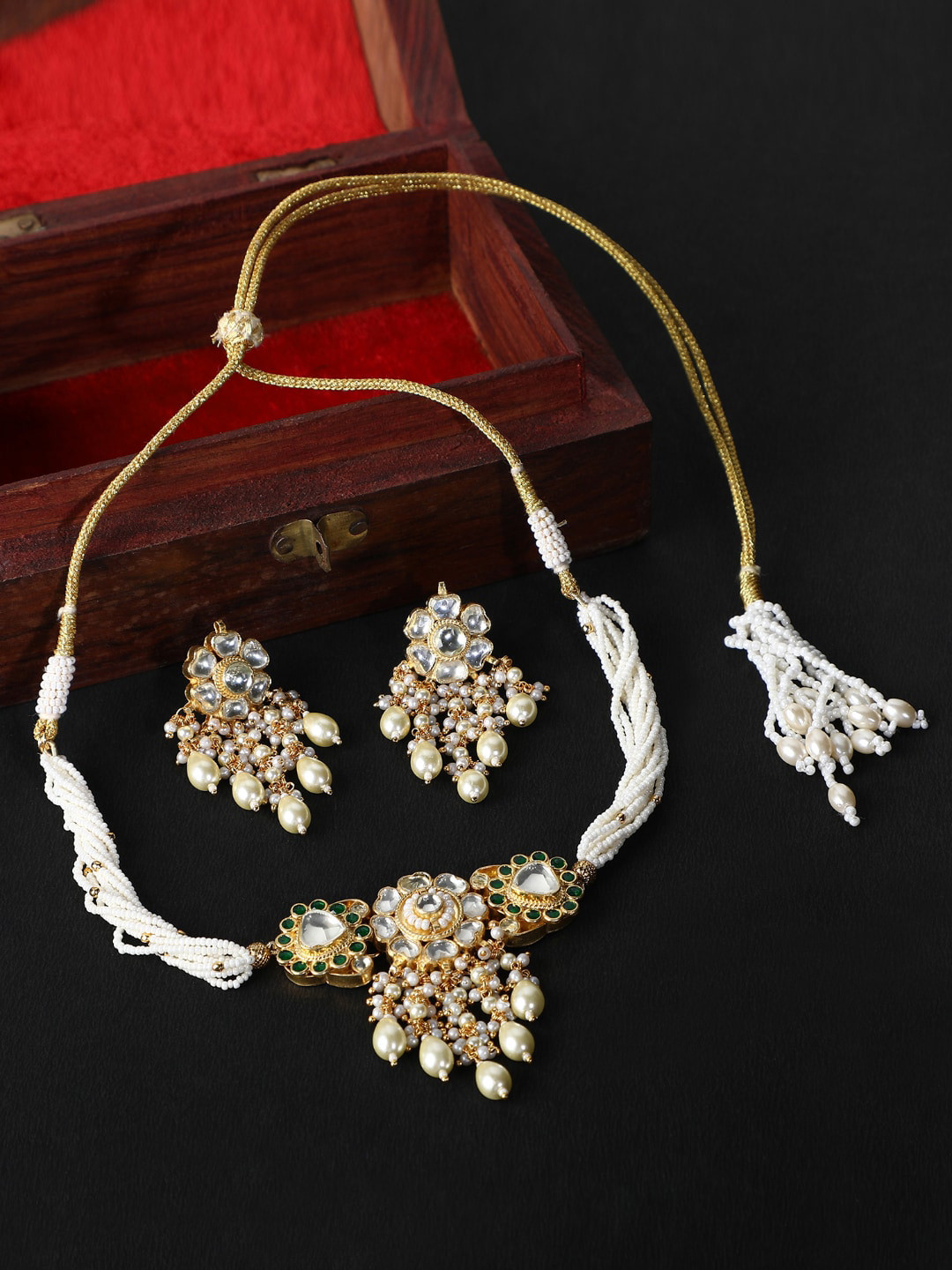 

AURAA TRENDS Gold-Plated Kundan-Studded & Beaded Choker Necklace & Earrings