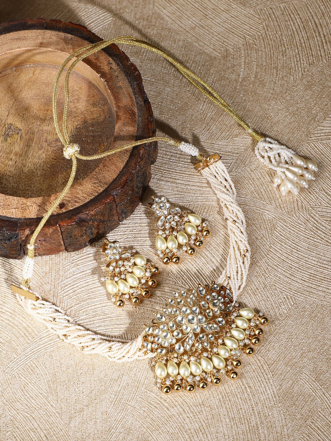 

AURAA TRENDS Gold-Plated Kundan-Studded & Beaded Choker Necklace & Earrings