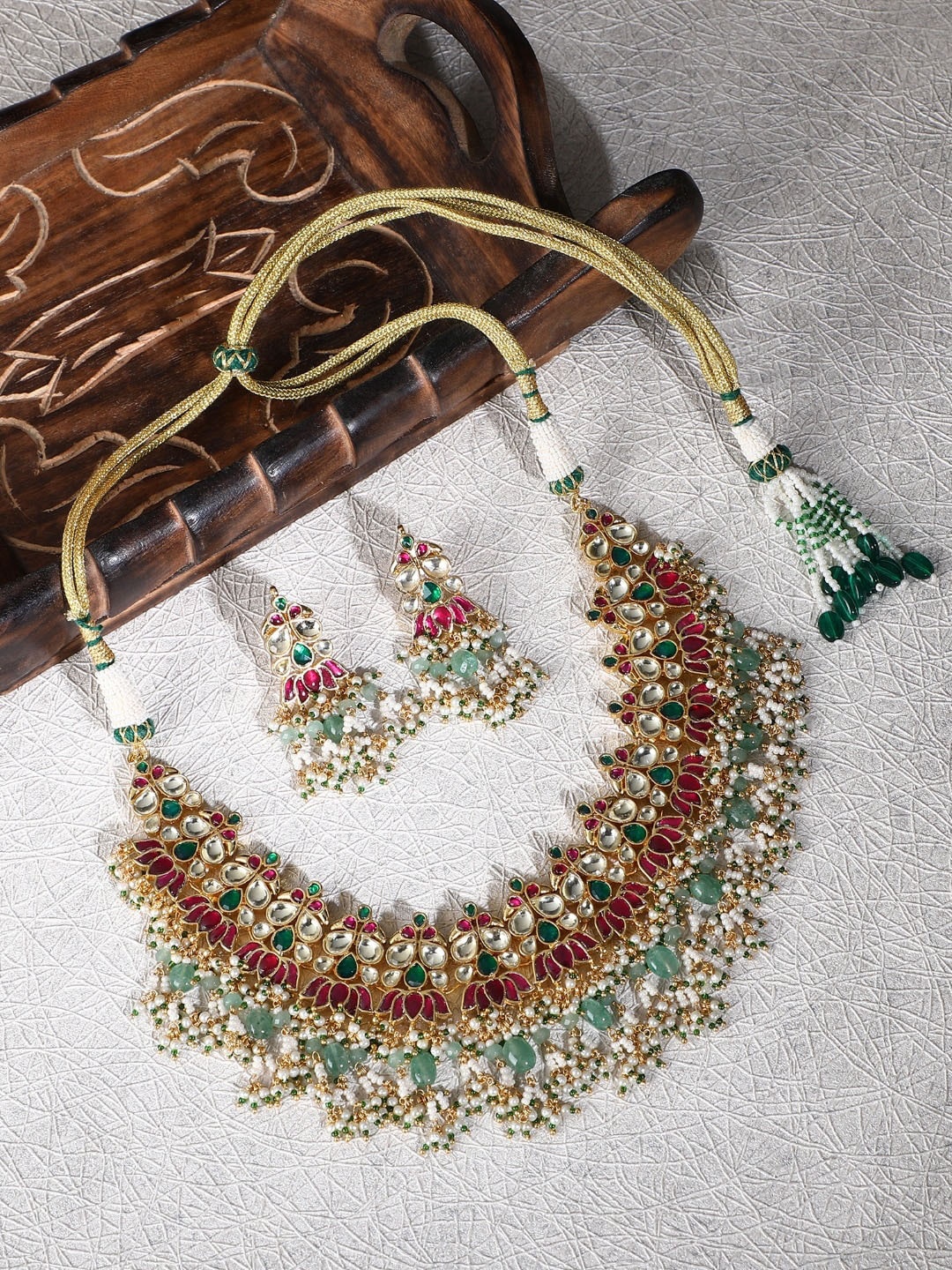 

AURAA TRENDS Gold-Plated Kundan-Studded & Beaded Choker Necklace & Earrings