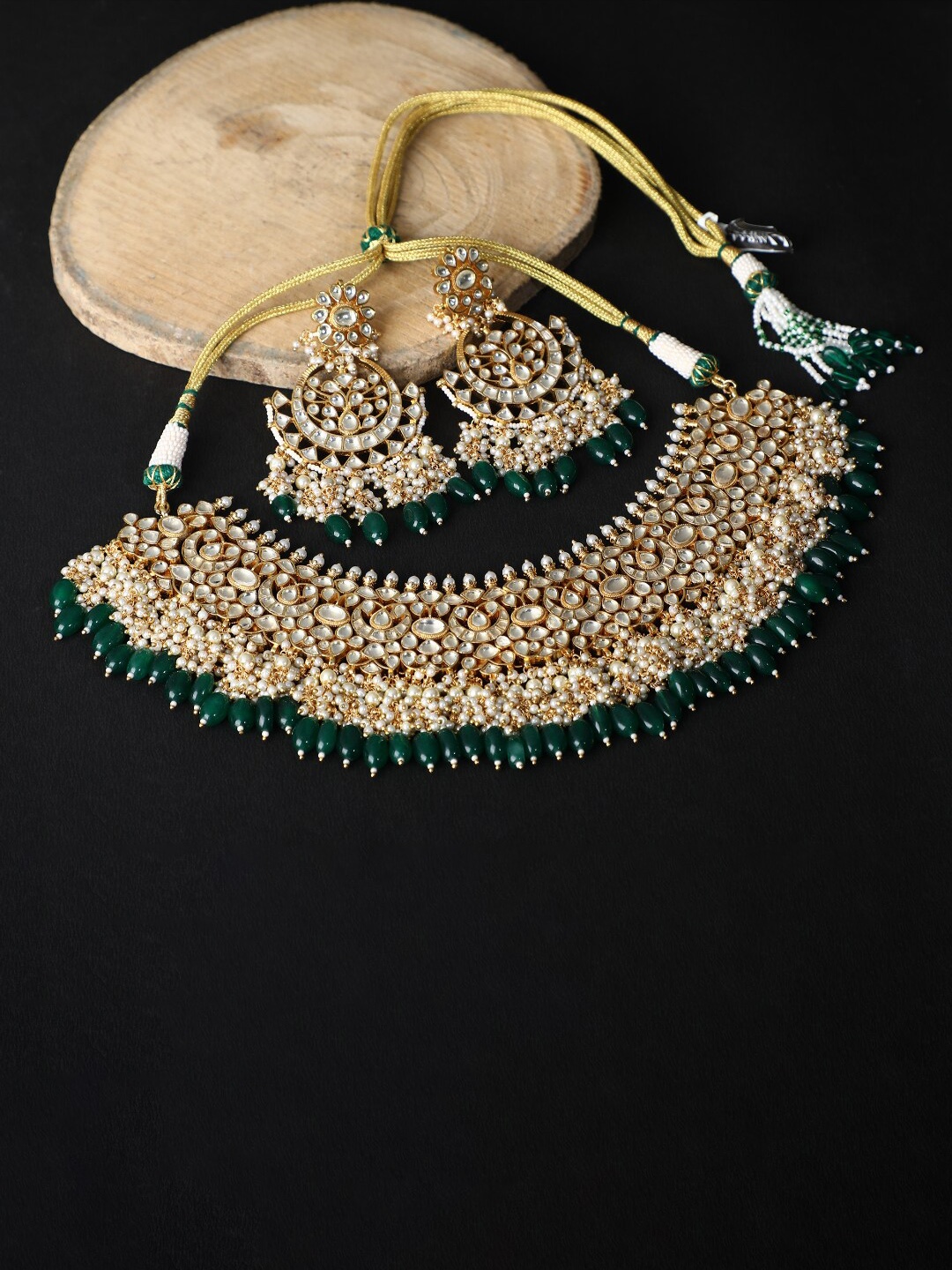 

AURAA TRENDS 22KT Gold-Plated Kundan-Studded & Beaded Jewellery Set