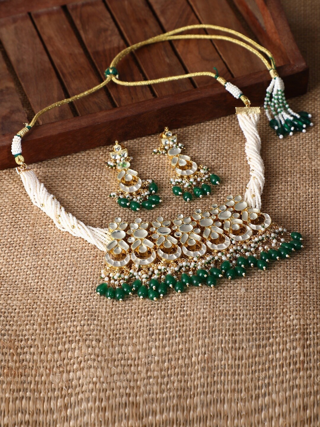 

AURAA TRENDS 22KT Gold-Plated Kundan-Studded & Beaded Jewellery Set