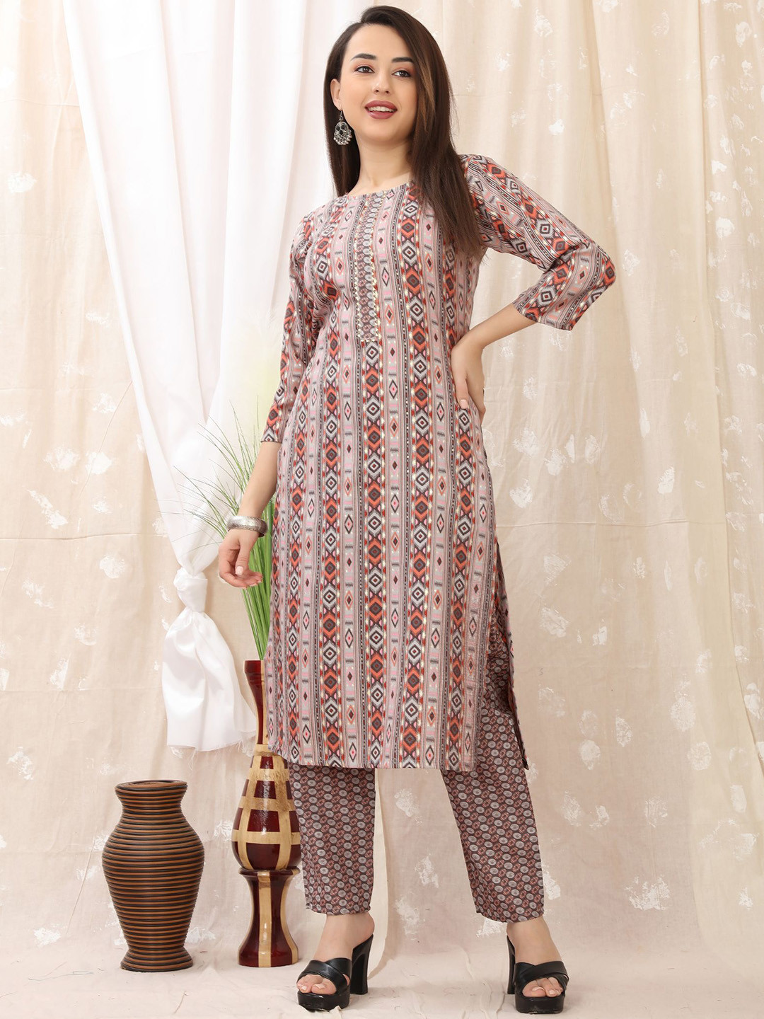 

PREMROOP- THE STYLE YOU LOVE Geometric Printed Kurta With Trousers, Grey