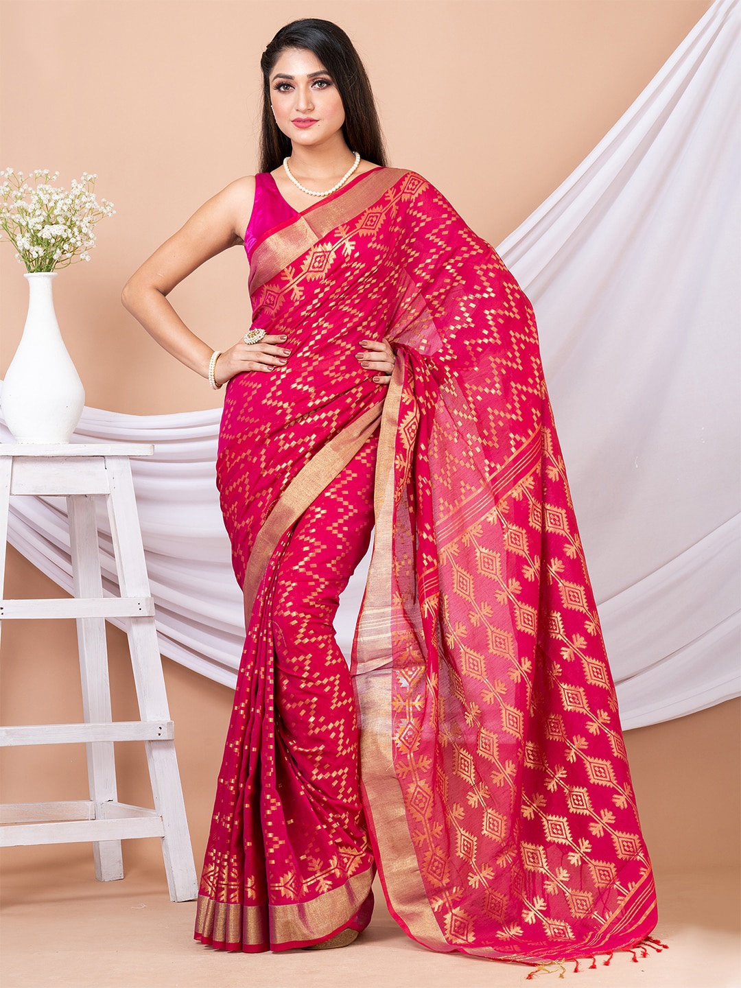 

HOUSE OF ARLI Geometric Woven Design Zari Saree, Magenta