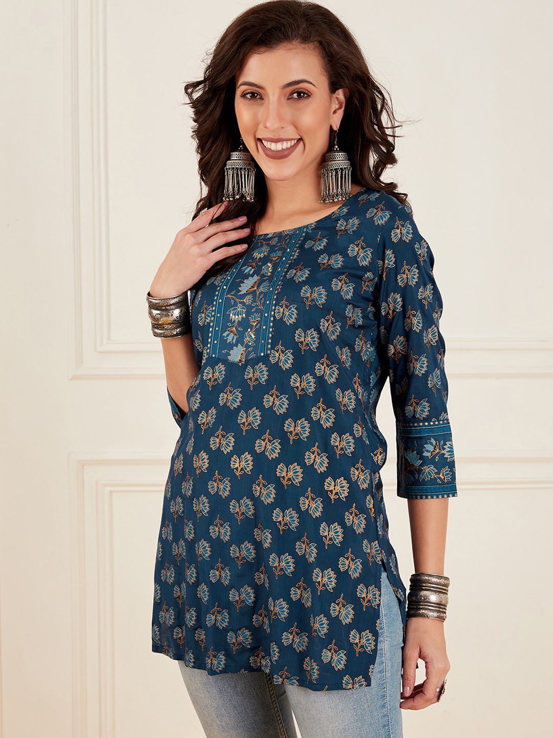 

Ishin Floral Printed Straight Kurti, Blue
