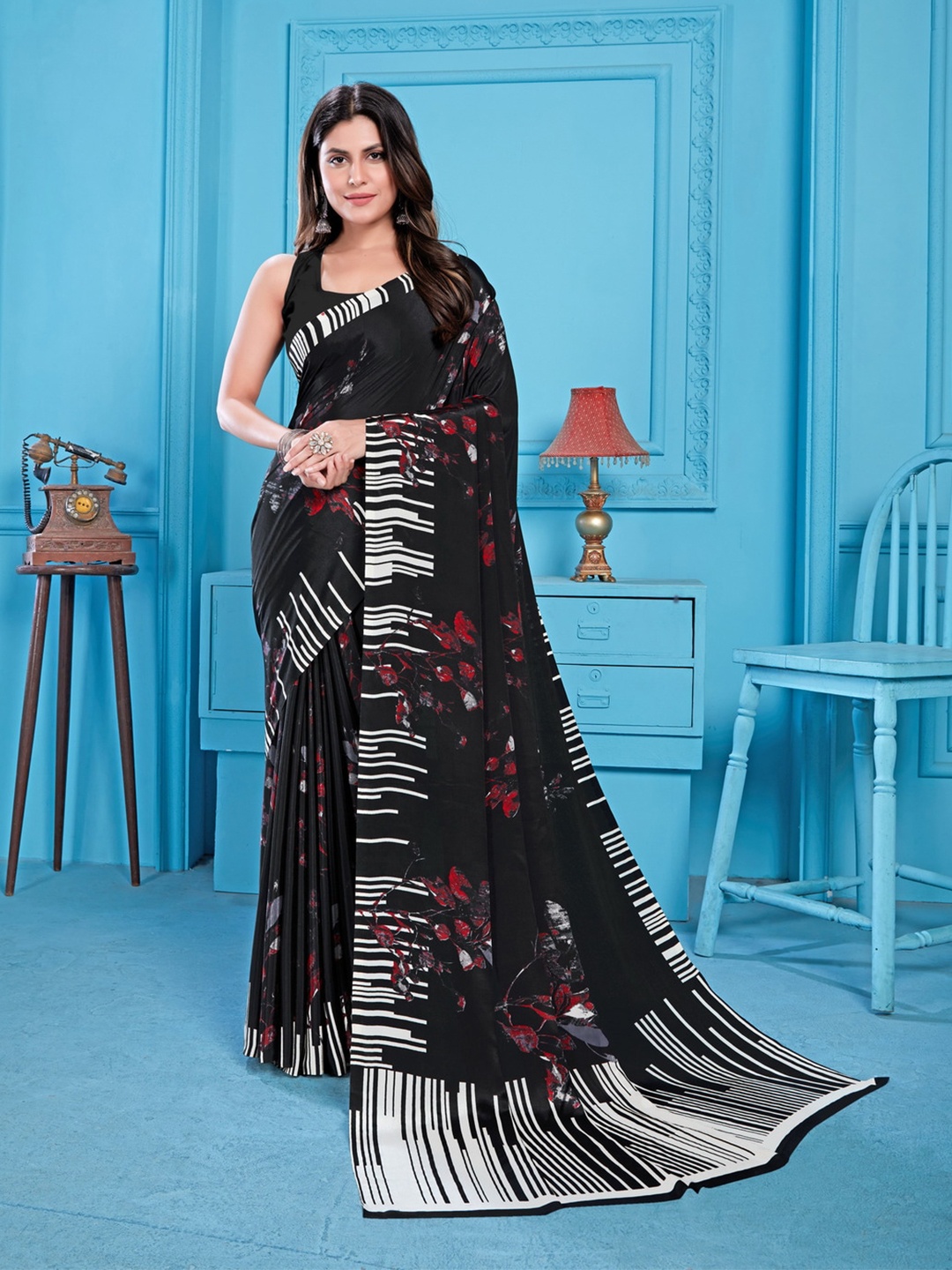 

GAJARAI Floral Printed Saree, Black