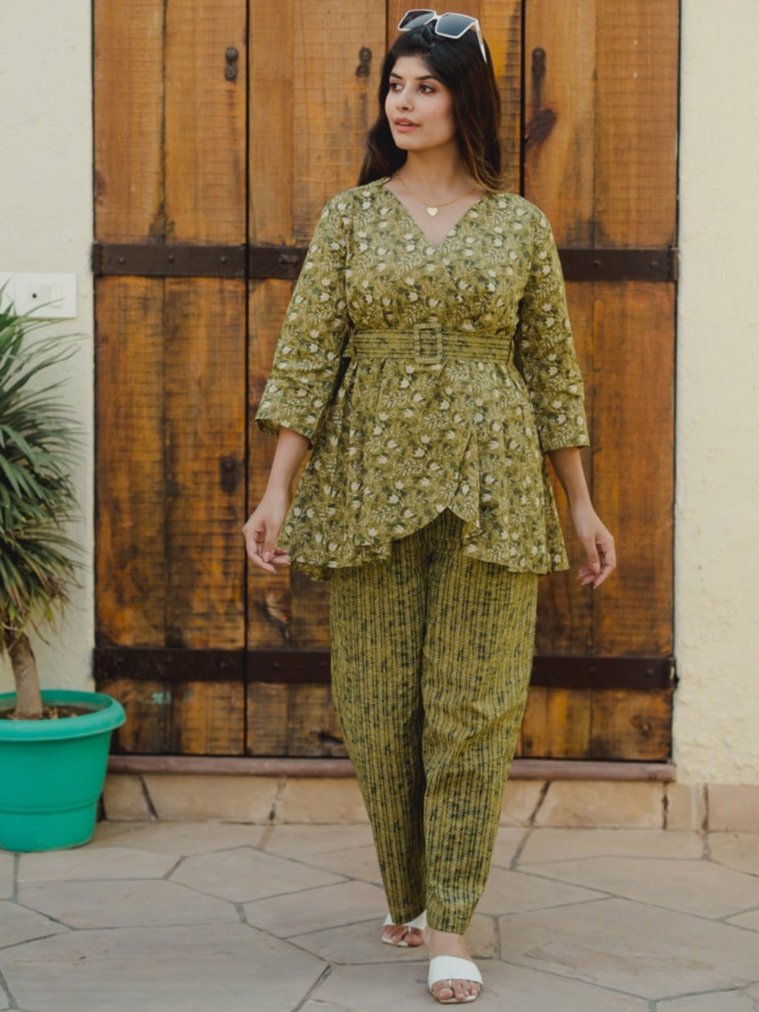

FEATHERS CLOSET Printed V-Neck Pure Cotton Tunic with Trousers, Green