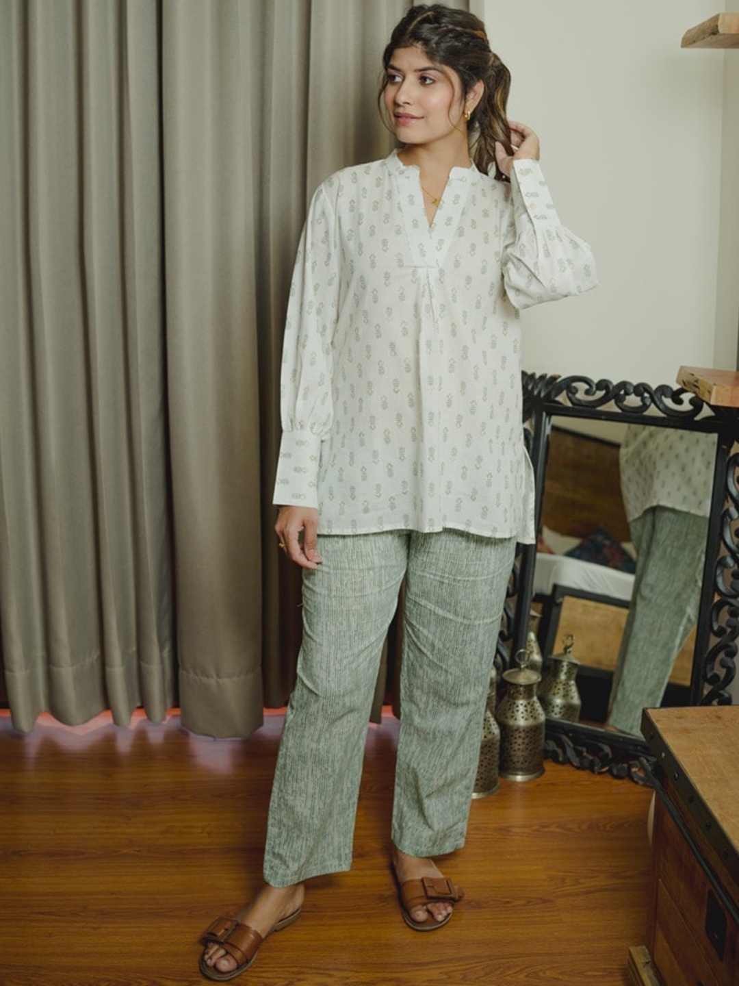 

FEATHERS CLOSET Motifs Printed Pure Cotton Kurti With Palazzos, Green
