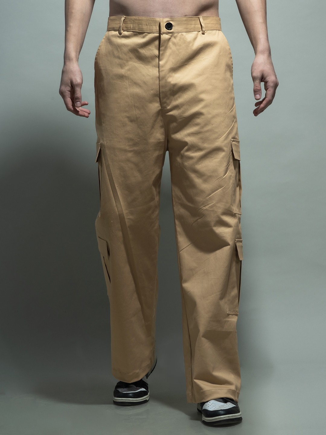 

UNRL Men Pure Cotton Mid Rise Cargos Trousers, Khaki