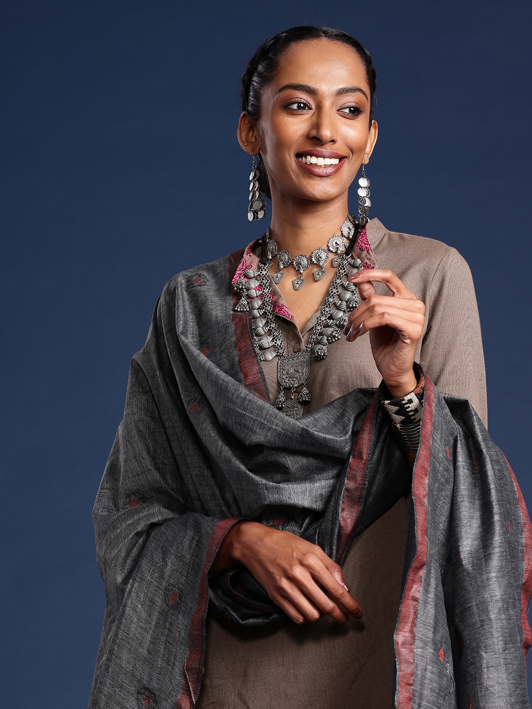 

Taavi Woven Design Dupatta, Black