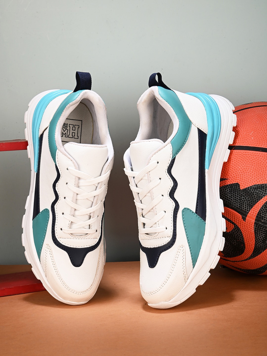 

Mast & Harbour Men White & Navy Blue Colourblocked Sneakers