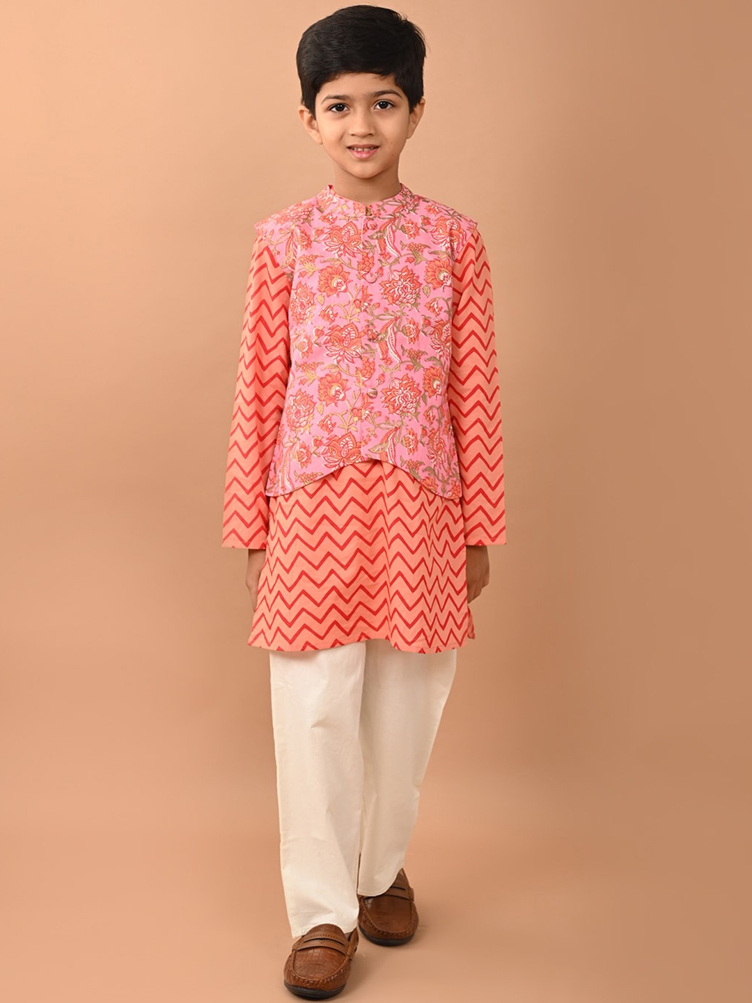 

LilPicks Boys Geometric Print Band Collar Straight Kurta & Trousers With Nehru jacket, Peach